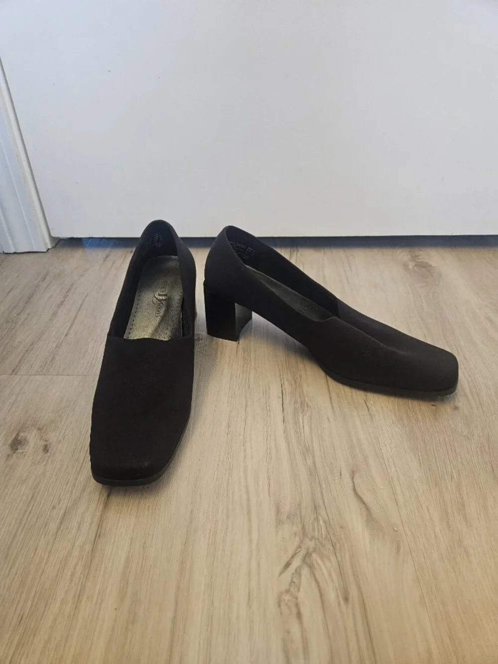 HighLights by Payless Black Pumps Size 9 - Classic & Comfortable Pointed Toe Hee